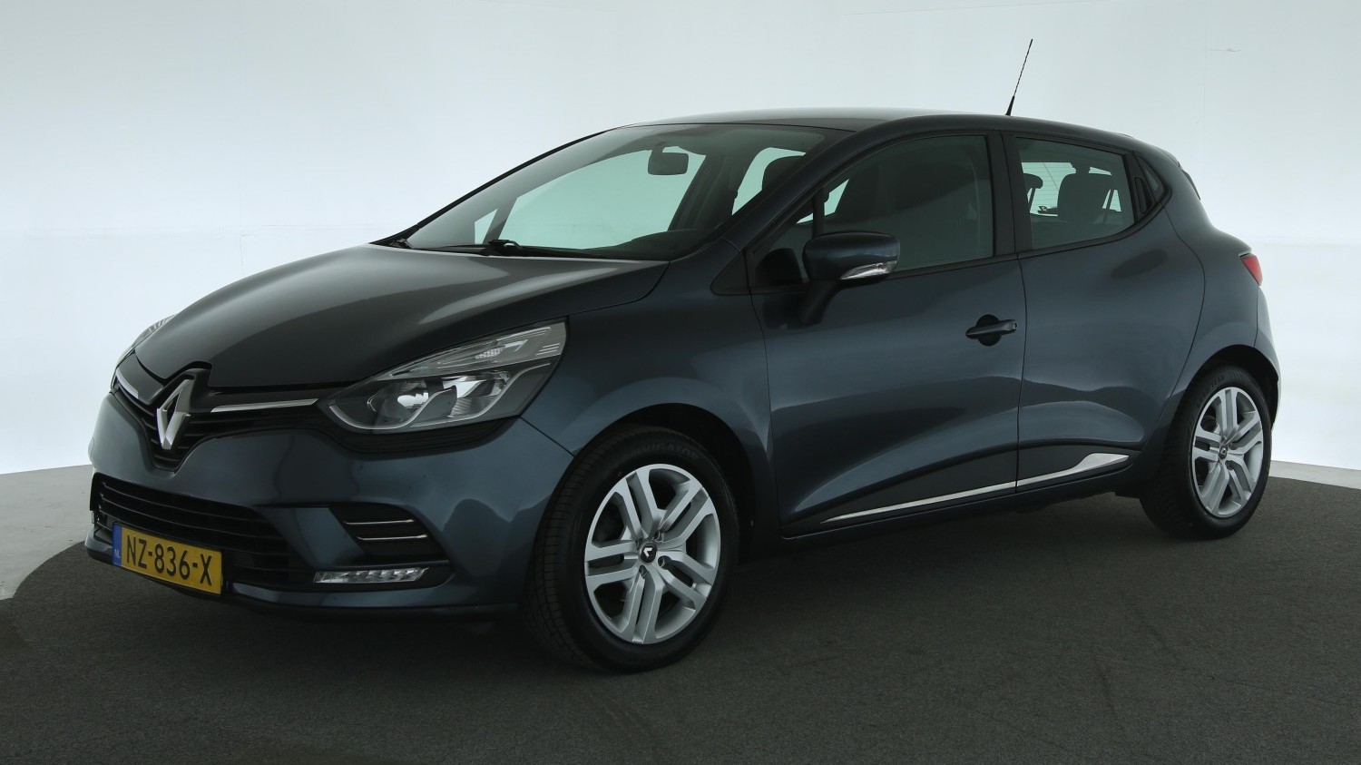 Renault Clio Hatchback 2017 NZ-836-X 1