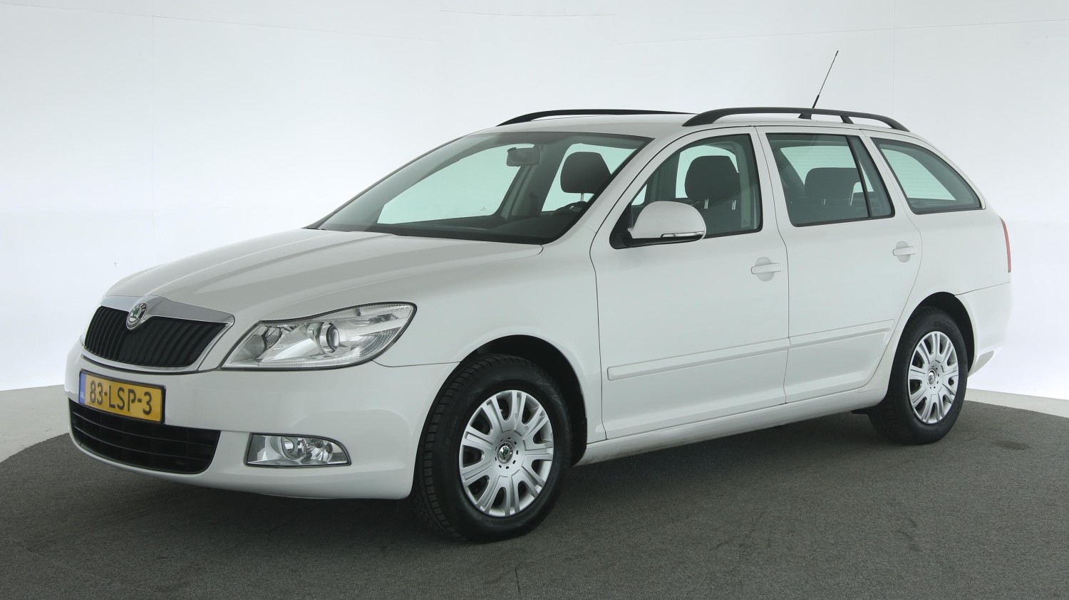 Skoda Octavia Station 2010 83-LSP-3 1