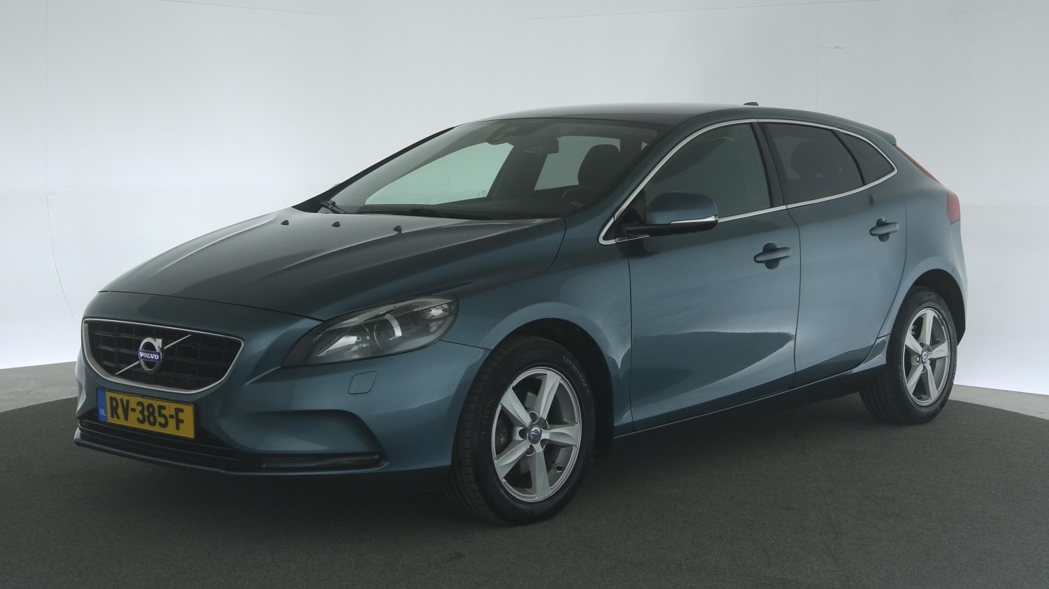 Volvo V40 Hatchback 2012 RV-385-F 1