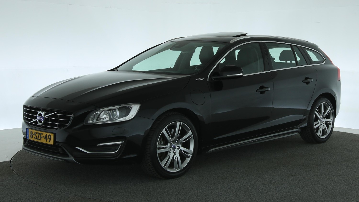 Volvo V60 Station 2013 8-SZF-49 1