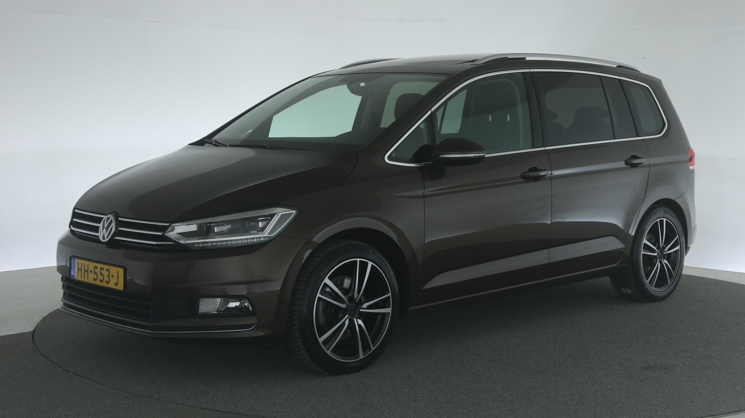 Volkswagen Touran MPV 2015 HH-553-J 1