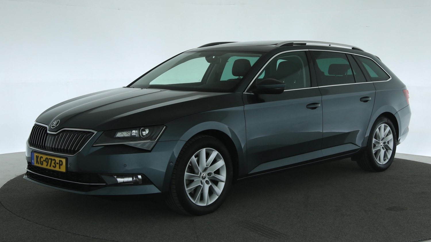 Skoda Superb Station 2016 KG-973-P 1