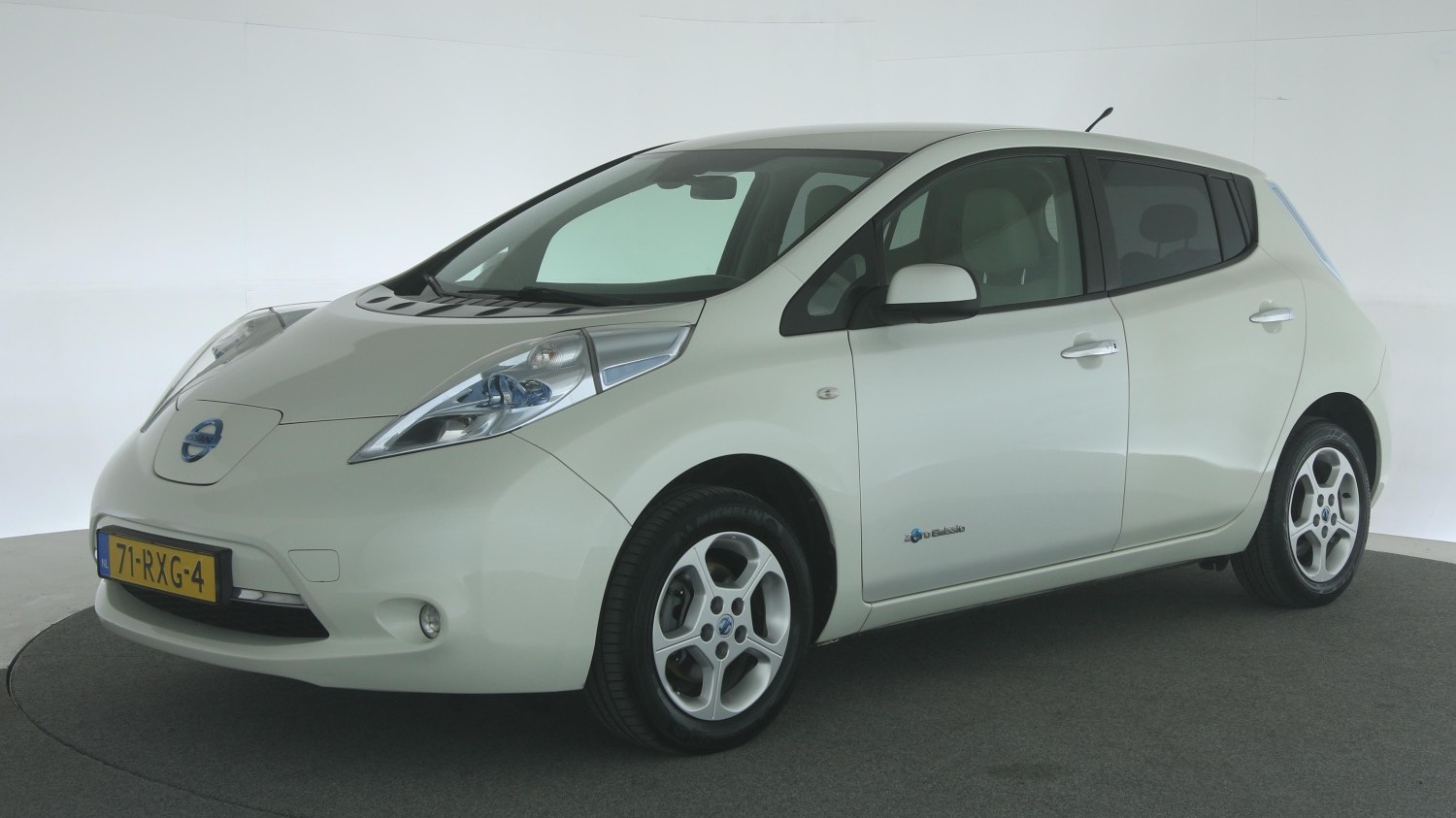 Nissan Leaf Hatchback 2011 71-RXG-4 1