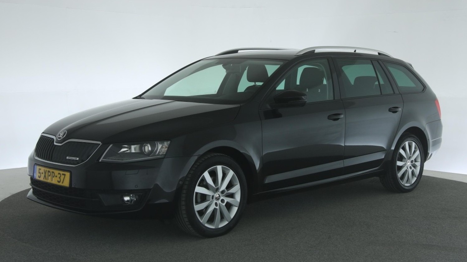 Skoda Octavia Station 2014 5-XPP-37 1