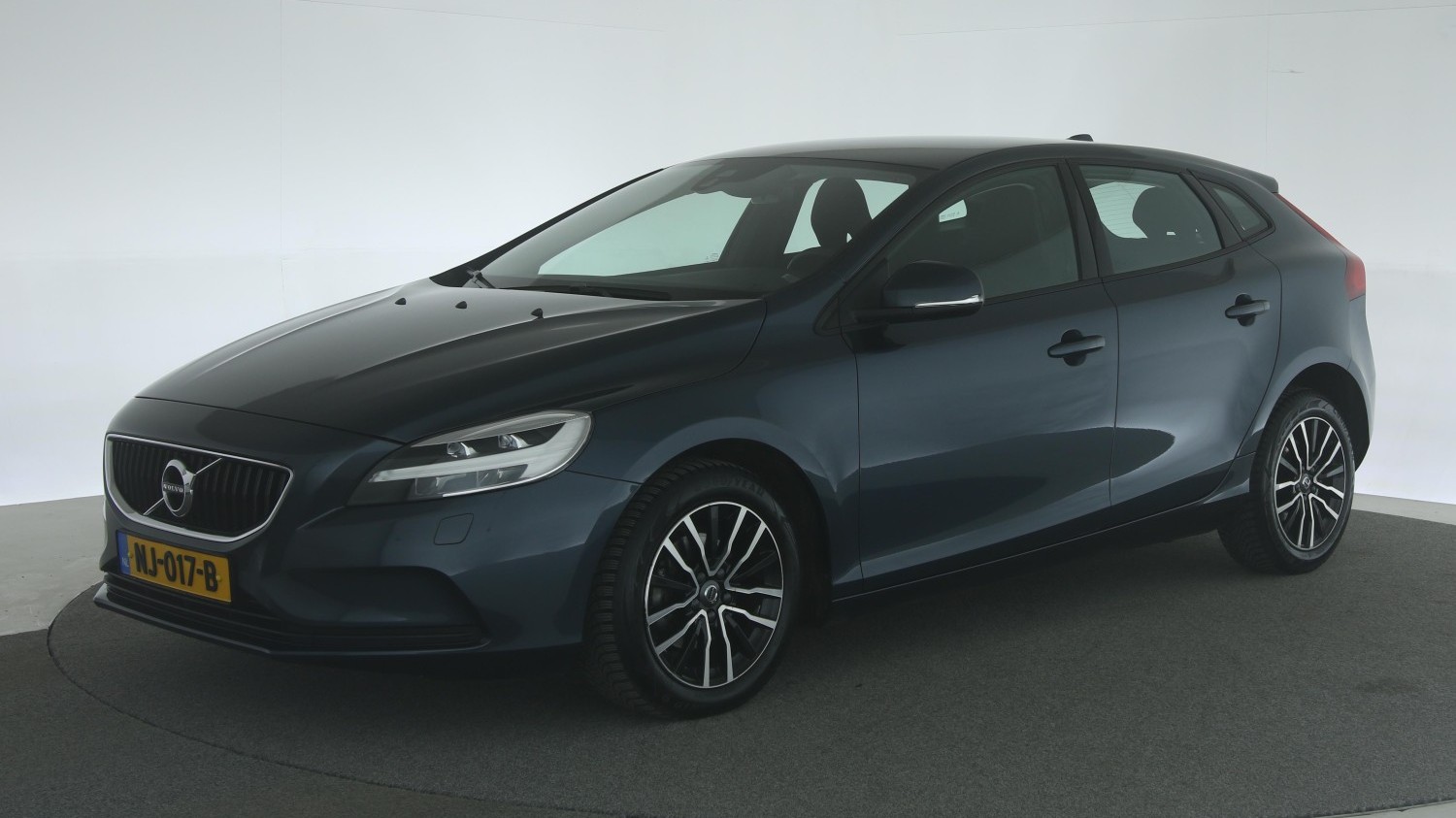 Volvo V40 Hatchback 2017 NJ-017-B 1