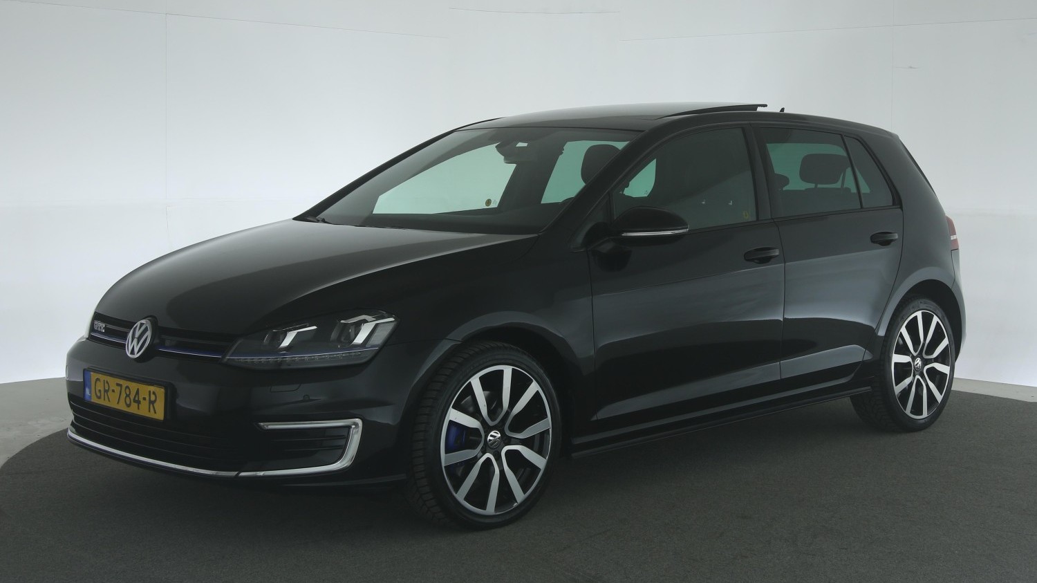 Volkswagen Golf Hatchback 2015 GR-784-R 1