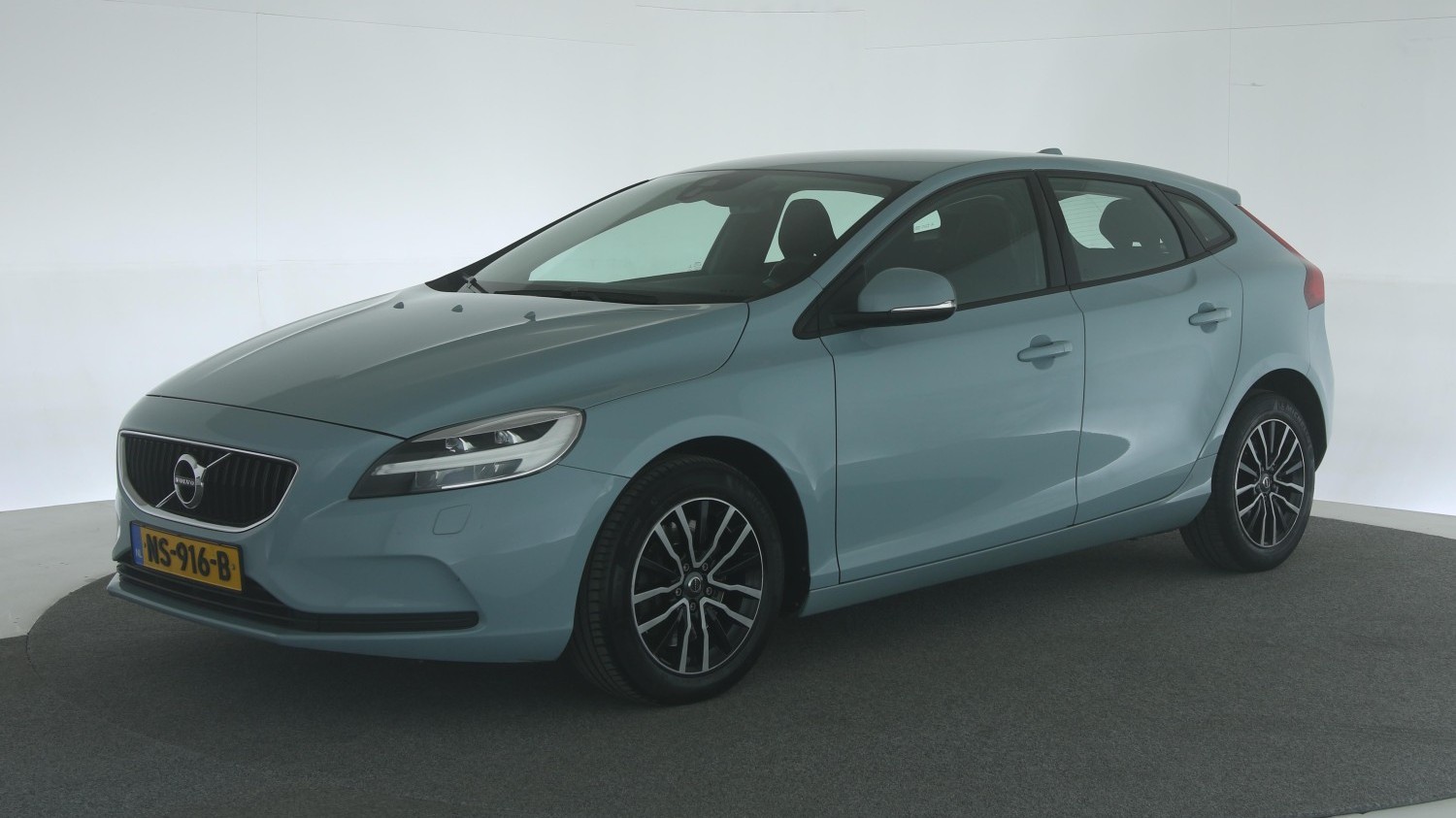Volvo V40 Hatchback 2017 NS-916-B 1