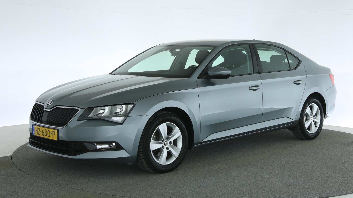 Skoda Superb Hatchback 2016 HZ-630-P 1