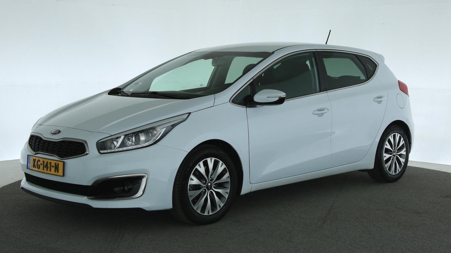 Kia Cee d Hatchback 2016 KG-141-N 1