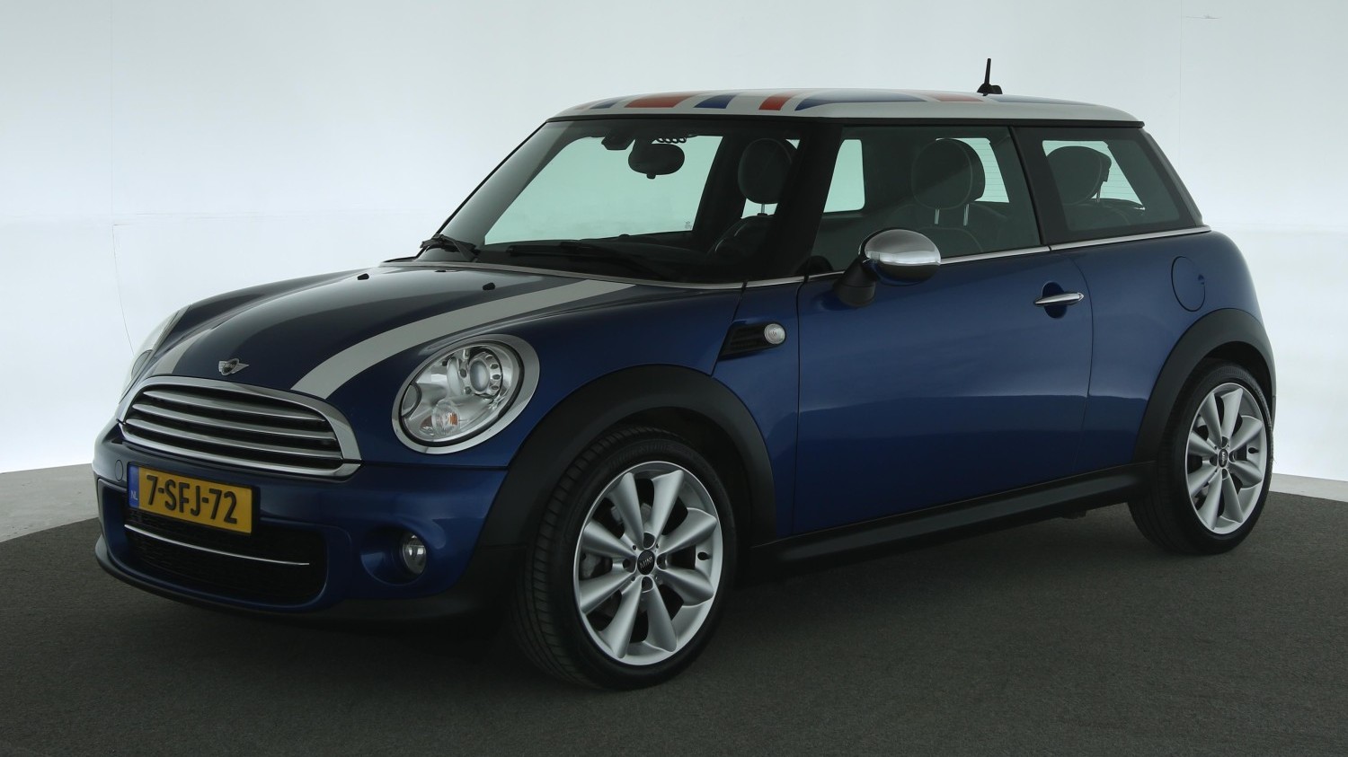 Mini Cooper Hatchback 2013 7-SFJ-72 1