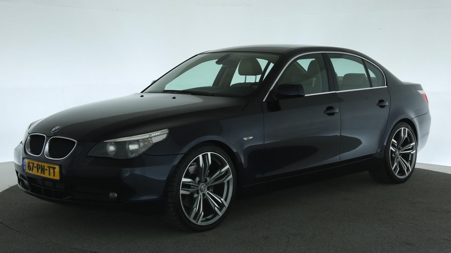 BMW 5-serie Sedan 2004 67-PN-TT 1