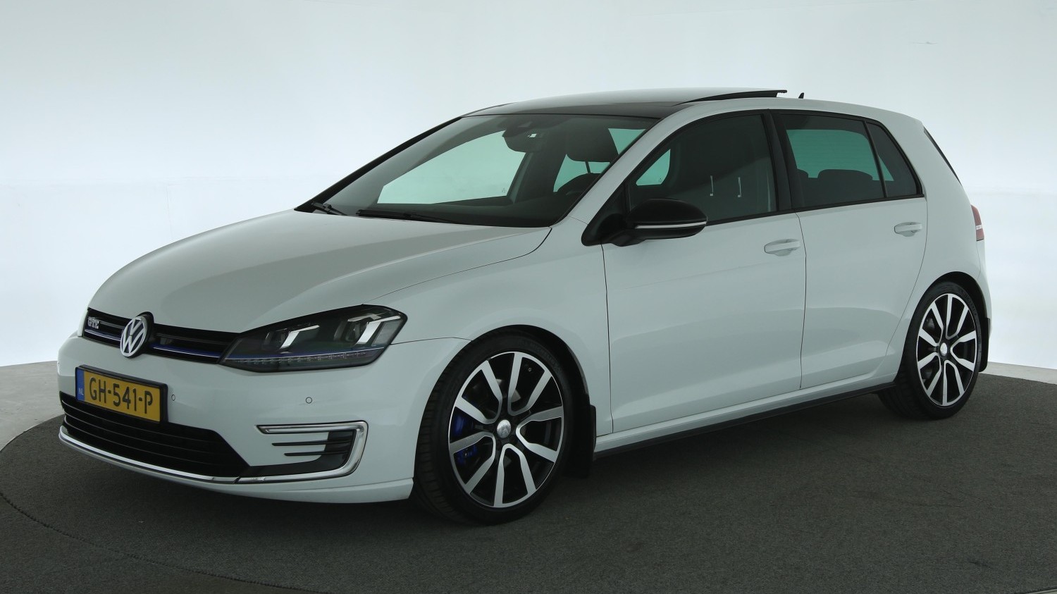 Volkswagen Golf Hatchback 2015 GH-541-P 1