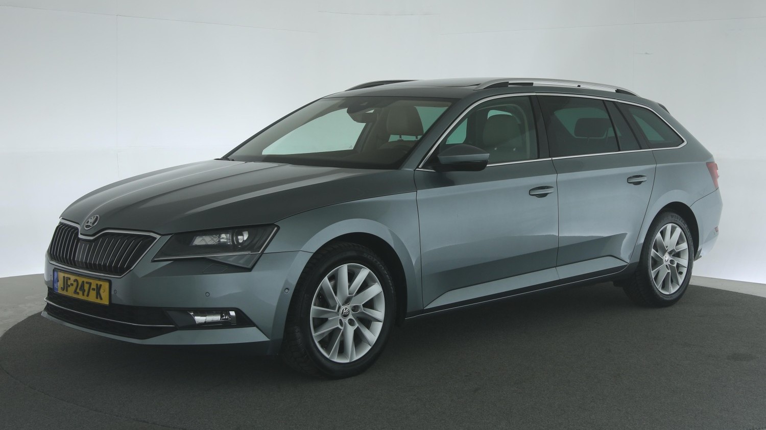 Skoda Superb Station 2016 JF-247-K 1