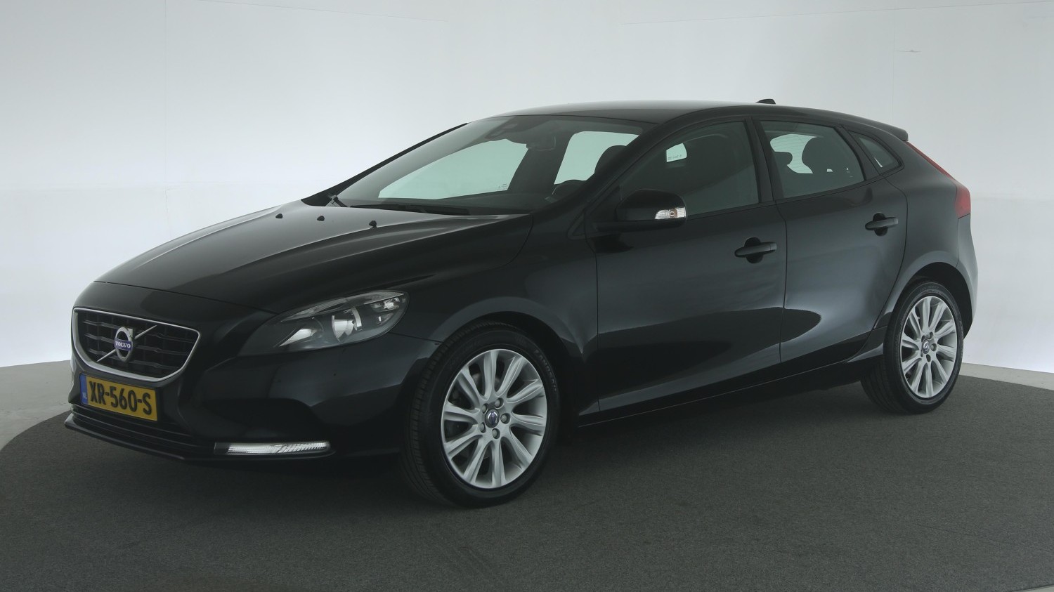 Volvo V40 Hatchback 2014 XR-560-S 1