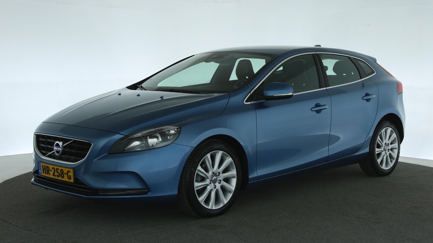 Volvo V40 Hatchback 2015 HR-258-G 1