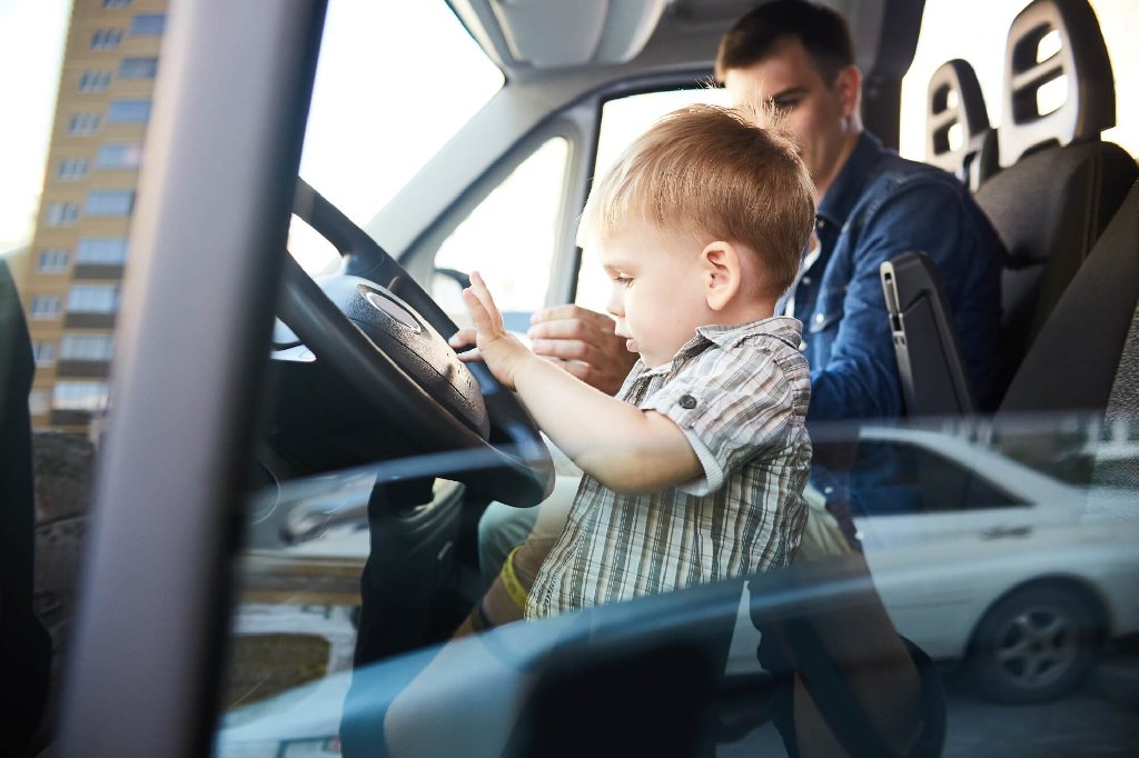 kind voorin de auto